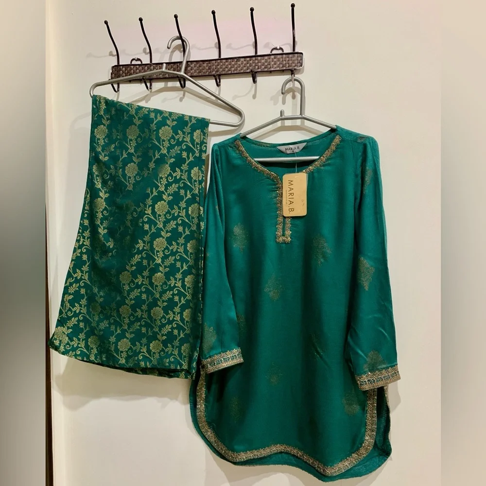 Green and Gold Embroidered Kurta Set - Picture 1 of 10
